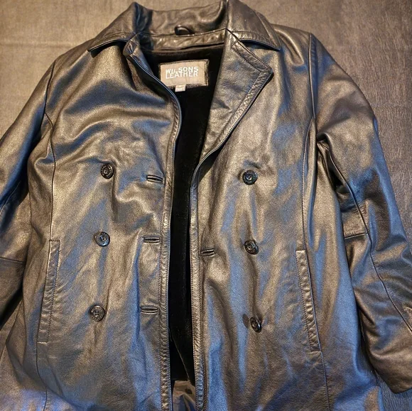 Classic Wilson's black leather jacket with black faux fur zipin Linnning